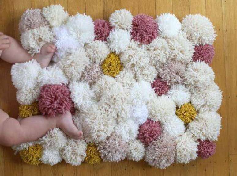 17. Como fazer tapete de pompom para o quarto do beb&ecirc;. Fonte: Pinterest