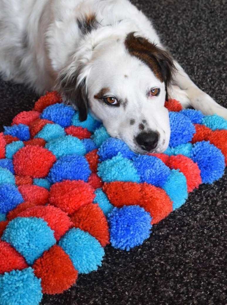 18. Como fazer tapetes de pompom muito confort&aacute;veis. Fonte: Pinterest