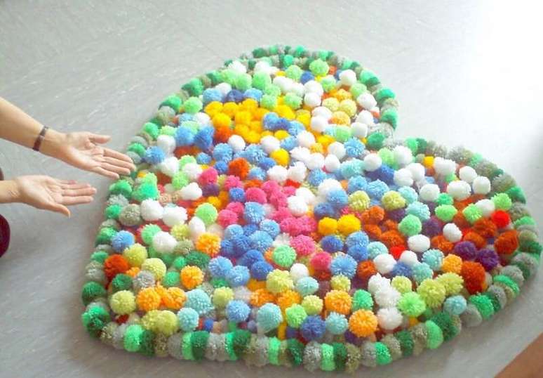 19. É possível fazer tapete de pompom com diversos formatos, como este coração colorido. Fonte: Pinterest