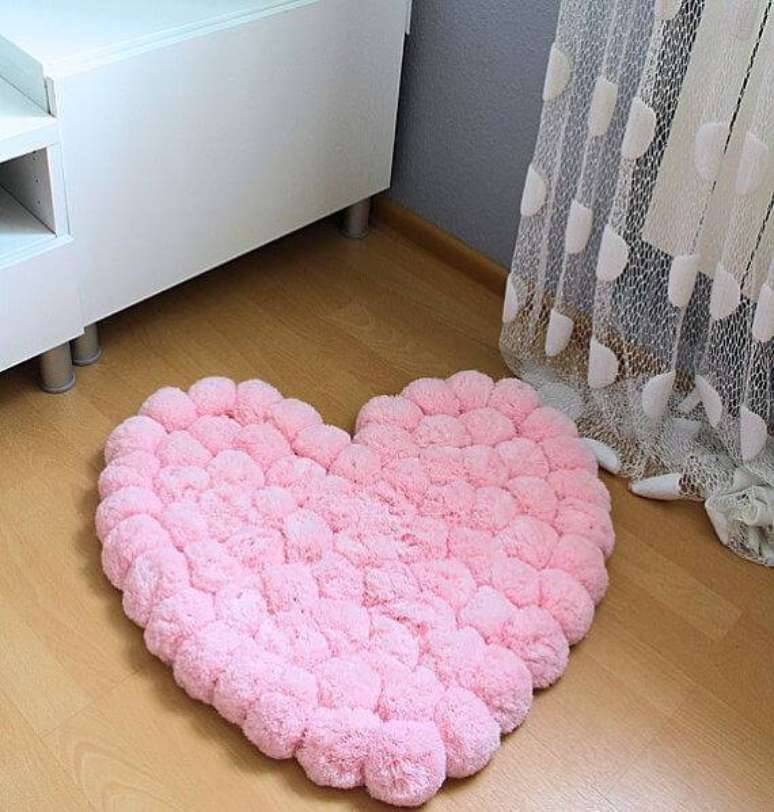 20. Veja como fazer tapete de pompom de coração é meigo e fofo. Fonte: Pinterest