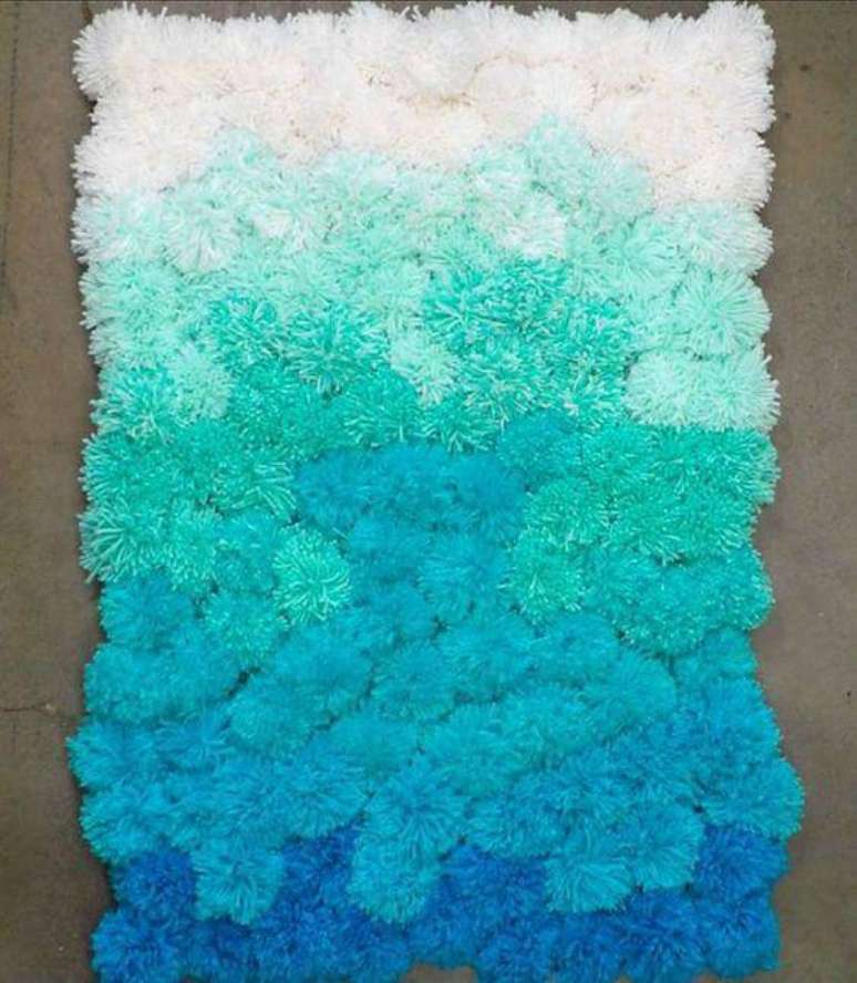 21. Veja como fazer tapete de pompom como cores em degradê azul. Fonte: Pinterest