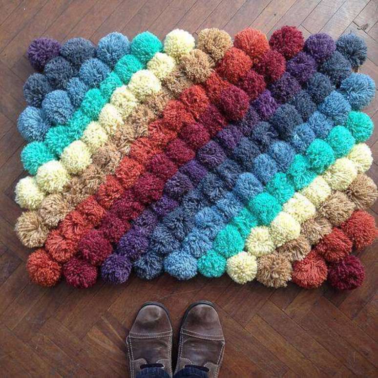 22. Como fazer tapete de pompom com cores uniformes. Fonte: Pinterest