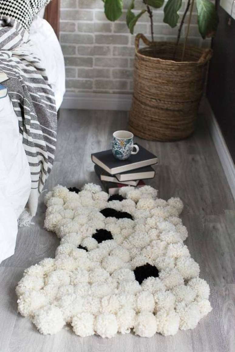 23. Como fazer tapete de pompom que combine com o estilo escandinavo. Fonte: Pinterest