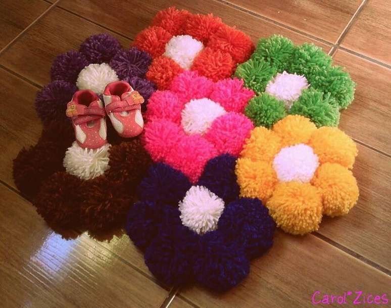 13. Como fazer tapete de pompom em formato de flores. Fonte: Pinterest