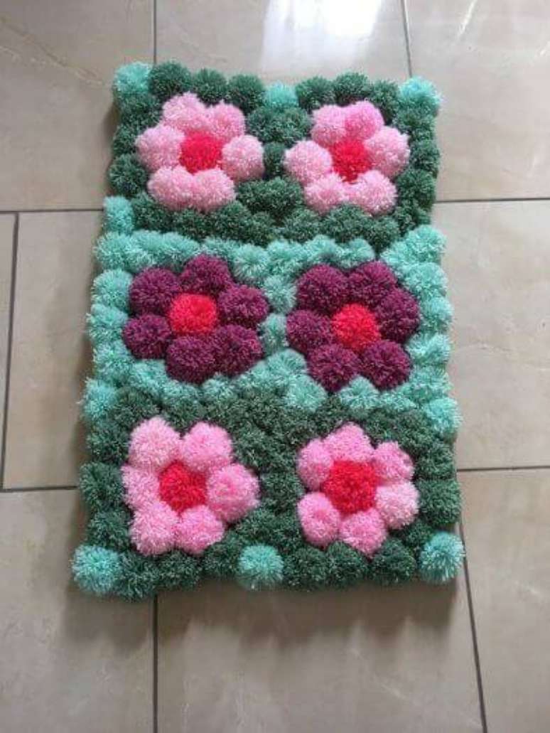 26. Tapete de pompom com flores é perfeito para um quarto de menina. Fonte: Pinterest