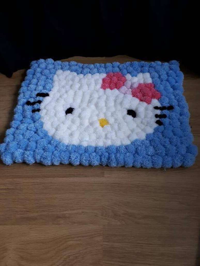 12. Como fazer tapete de pompom com desenho da Hello Kitty. Fonte: Pinterest