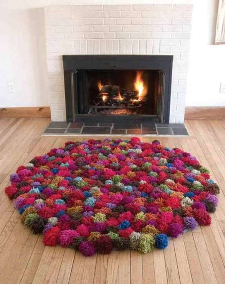 31. Como fazer um tapete de pompom para o ambiente da lareira. Fonte: Pinterest