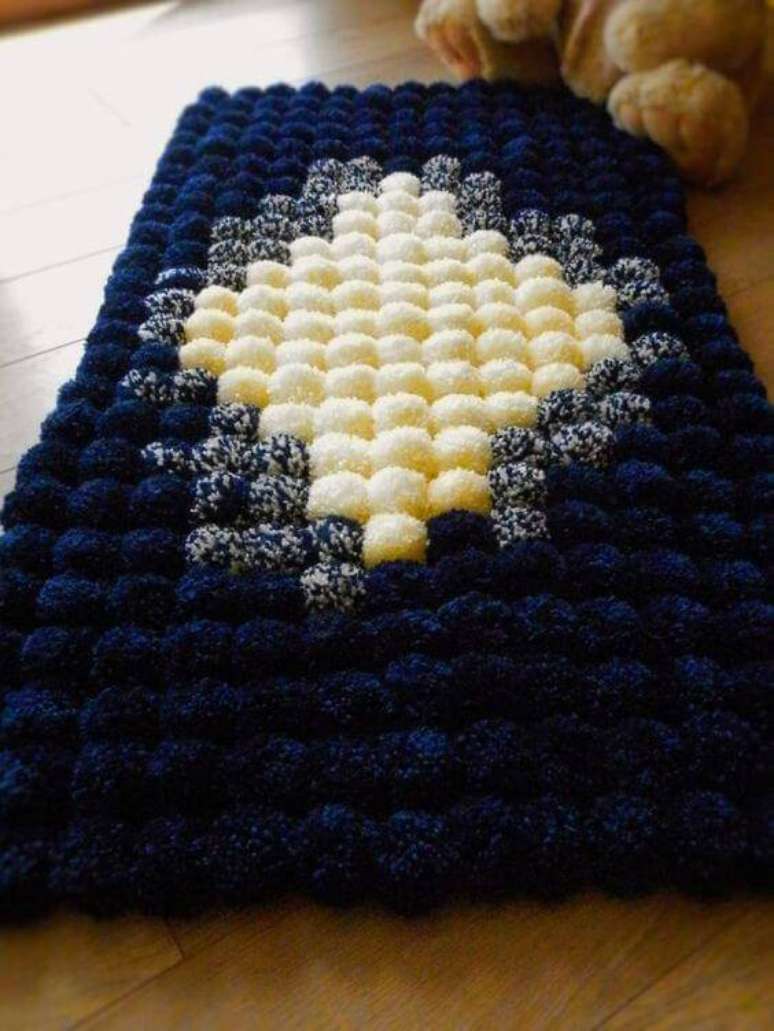 14. Tapete de pompom azul com losango branco. Fonte: Pinterest