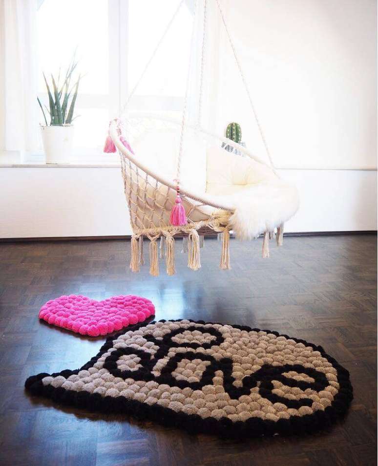 41. Como fazer tapete de pompom com a palavra “Love” escrito. Fonte: Pinterest