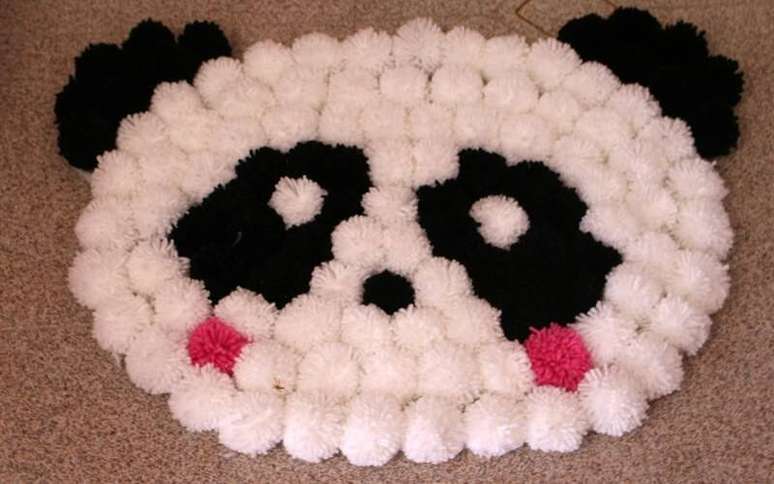 34. Como fazer tapete de pompom em formato de urso panda. Fonte: Pinterest