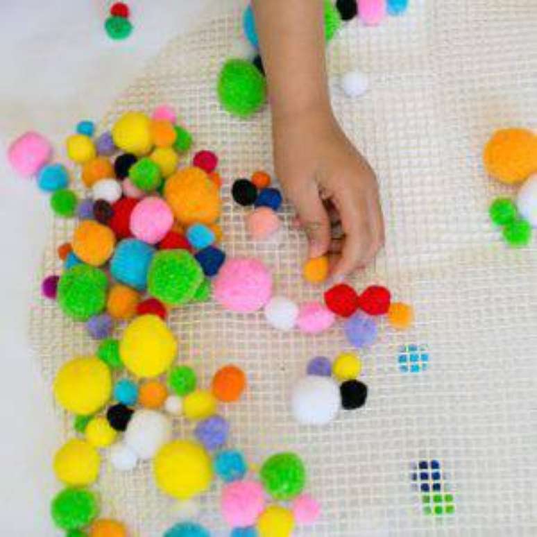 5. Como fazer tapete de pompom passo 3. Fonte: Pinterest