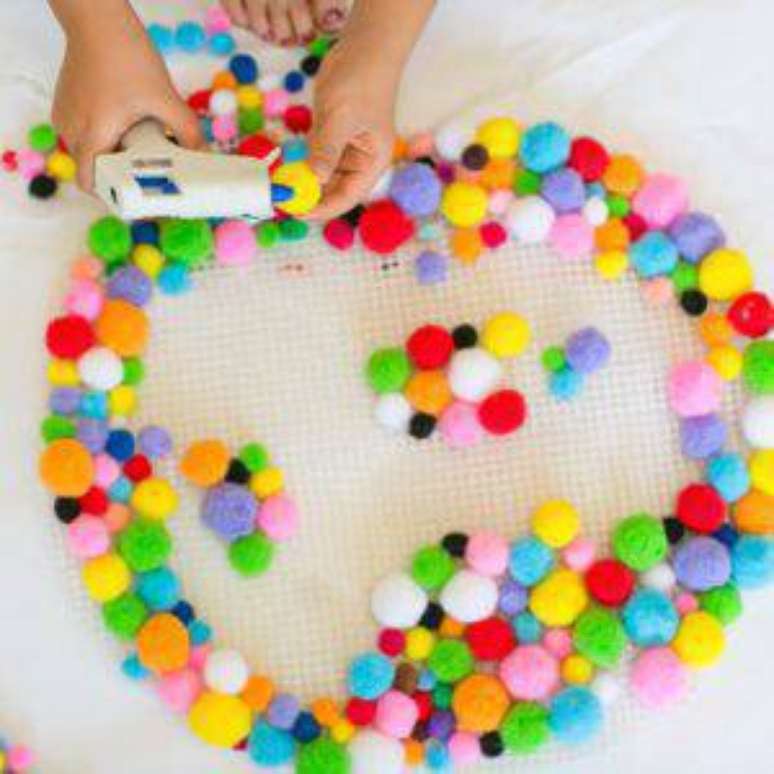 6. Como fazer tapete de pompom passo 4. Fonte: Pinterest