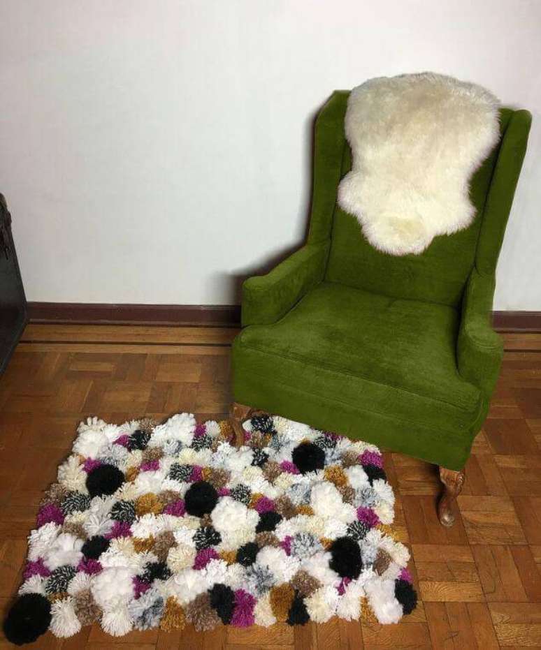 35. O tapete de pompom combina com vários estilos de decoração. Fonte: Pinterest