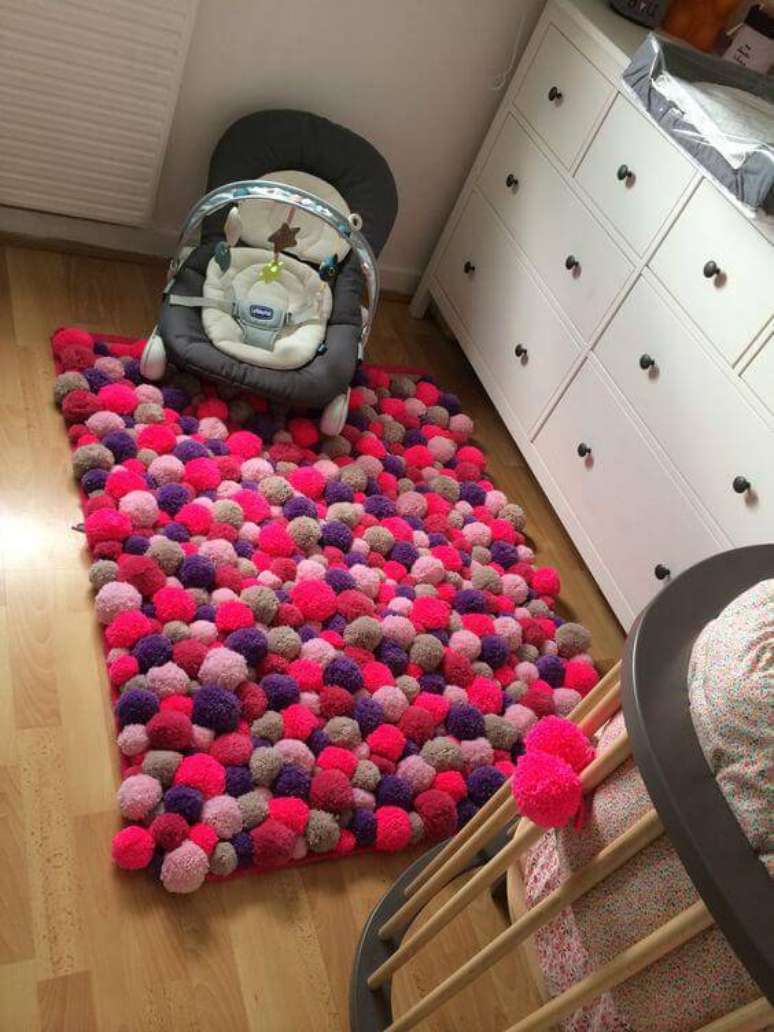39. Como fazer tapete de pompom para quarto de beb&ecirc;. Fonte: Pinterest
