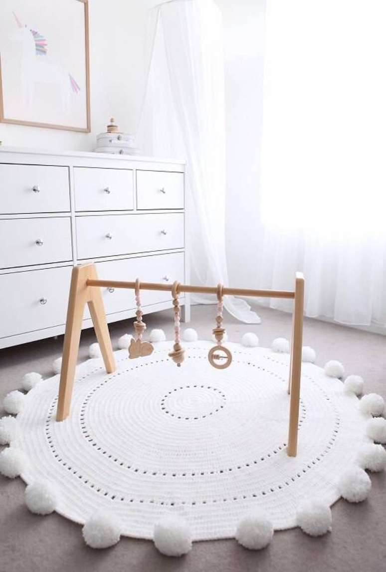 36. Como fazer tapete de pompom utilizando apenas alguns elementos para dar mais charme. Fonte: Pinterest