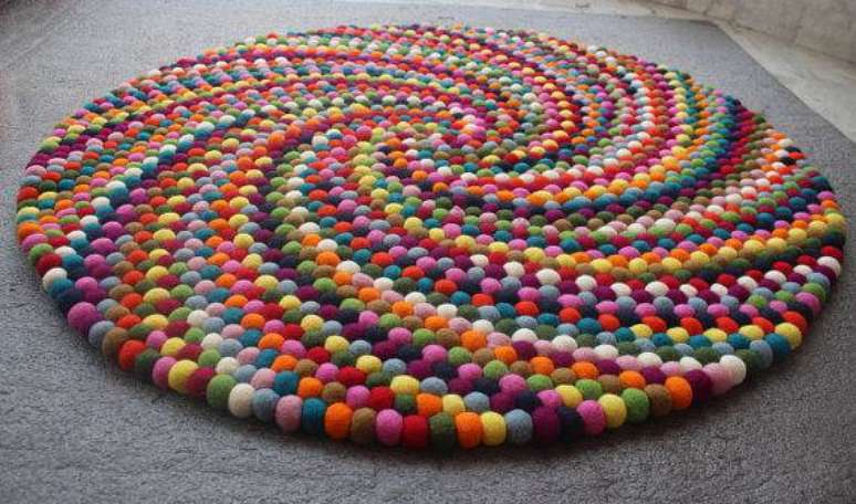 38. Como fazer tapete de pompom redondo e com um efeito visual incrível. Fonte: Pinterest