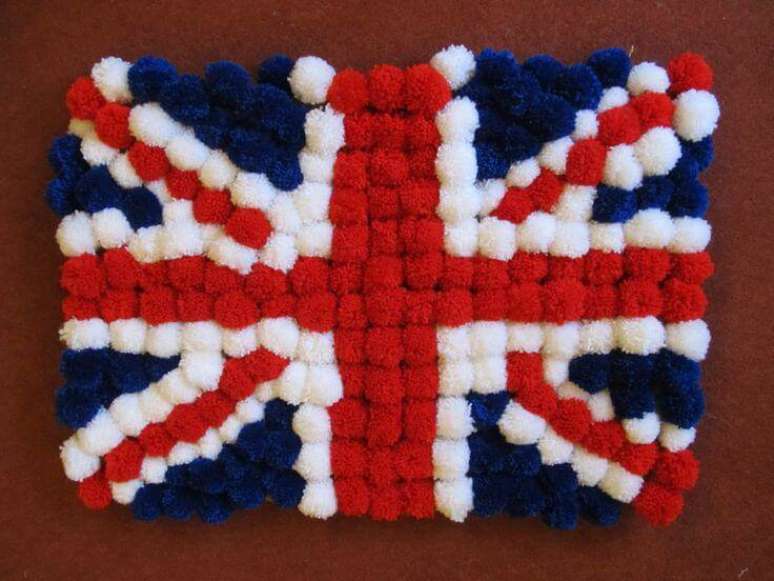 40. Como fazer tapete de pompom com a bandeira do Reino Unido. Fonte: Pinterest