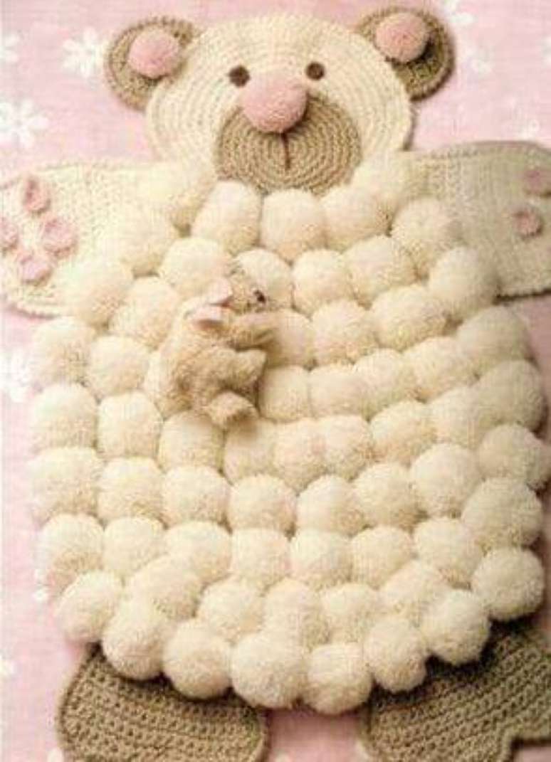 25. Você pode unir um tapete de crochê com detalhes de pompons. Fonte: Pinterest