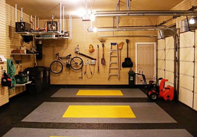 43. Piso para garagem com revestimento de moeda emborrachada. Fonte: Pinterest