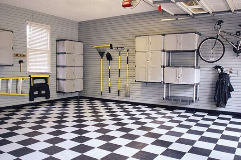 62. Piso para garagem com textura emborrachada nas corres branco e preto. Fonte: Pinterest