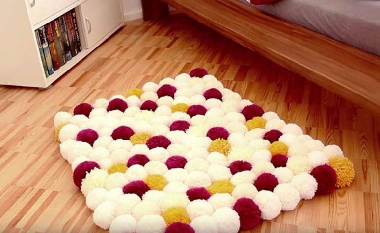 2. Como fazer tapete de pompom para decoração de quarto. Fonte: Dicas de Mulher