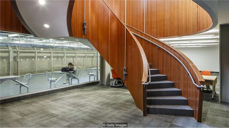 A biblioteca MacOdrum na Universidade de Carleton, Ottawa. Os estudantes costumam usar t&uacute;neis subterr&acirc;neos para percorrer o campus, mesmo em dias mais quentes