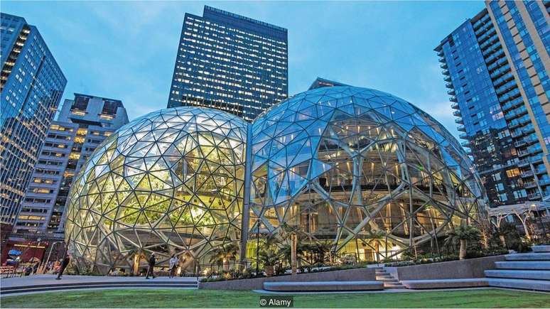 As esferas da Amazon, uma s&eacute;rie de grandes estruturas de vidro em sua sede em Seattle, foram projetadas para ajudar a estimular a criatividade