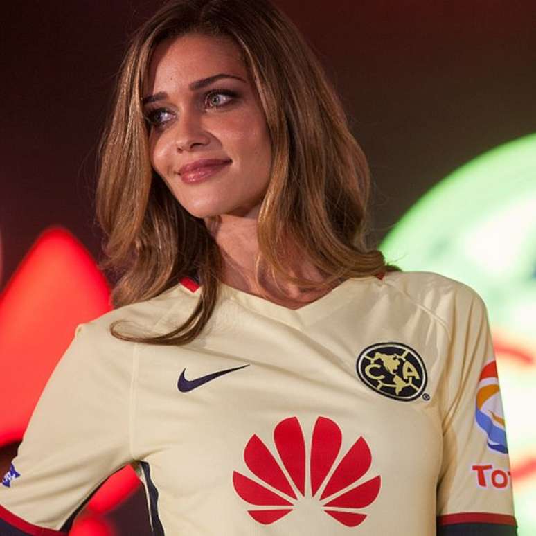 Modelo brasileira Ana Beatriz Barros com camiseta do América de México, um dos muitos times patrocinados pela Huawei