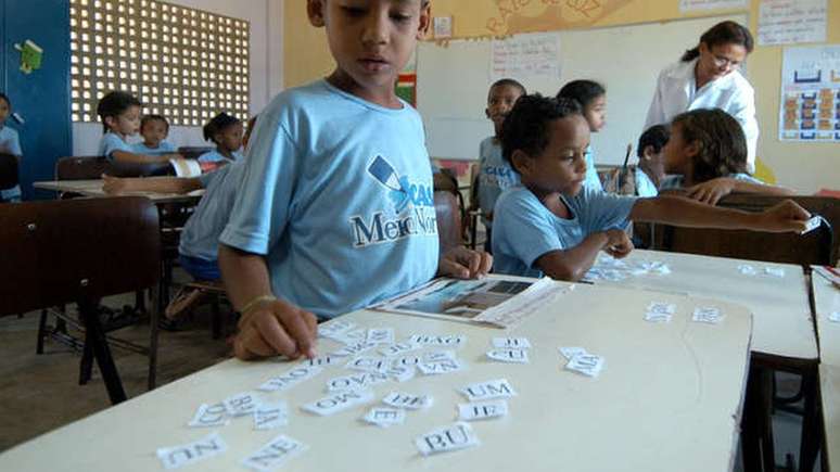 Estratégia combina ensinar às crianças como as palavras são articuladas e as mudanças de sentido com a troca de letras e sílabas; acima, aluno da escola em foto de arquivo