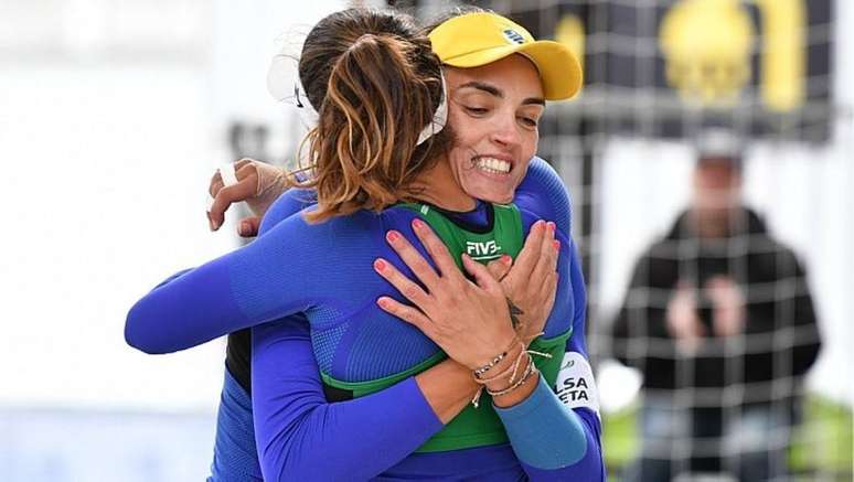 Fernanda Berti (frente) abraça Bárbara Seixas após vitória em Ostrava