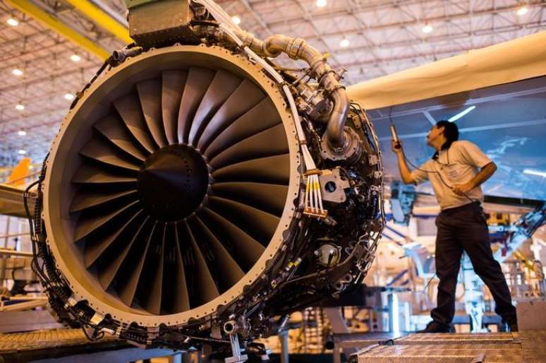 T&eacute;cnico trabalha em turbina na f&aacute;brica da Embraer em S&atilde;o Jos&eacute; dos Campos (SP) 
16/10/2014
REUTERS/Roosevelt Cassio