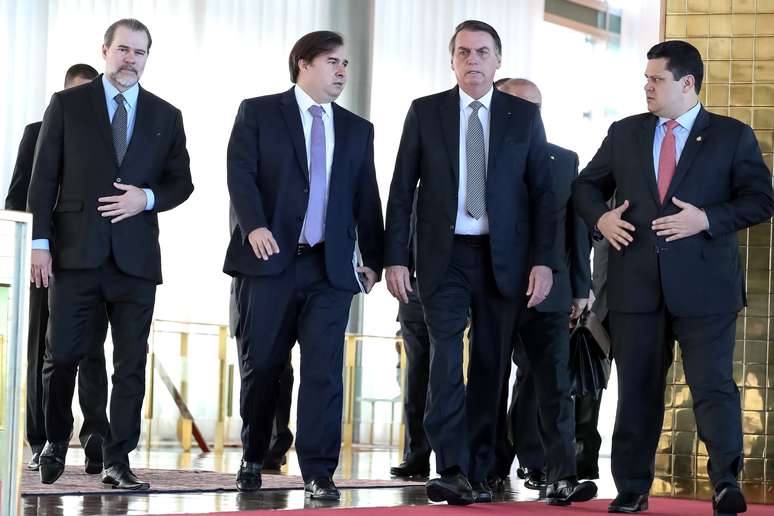 Presidente Jair Bolsonaro com os presidentes da Câmara dos Deputados, Rodrigo Maia, do Senado, Davi Alcolumbre, e do STF, Dias Toffoli, no Palácio da Alvorada
28/05/2019 Presidência da República/Divulgação via REUTERS