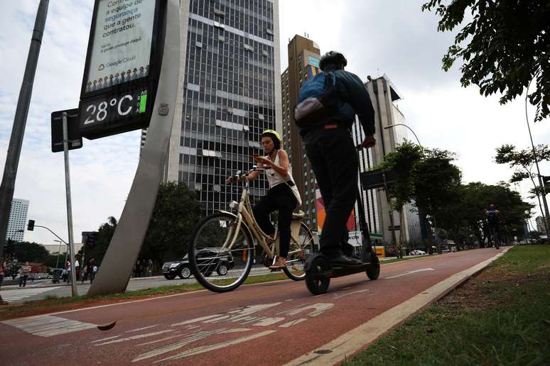 Cena que deve ficar corriqueira: patinetes elétricos e bicicletas compartilhando o mesmo espaço de mobilidade