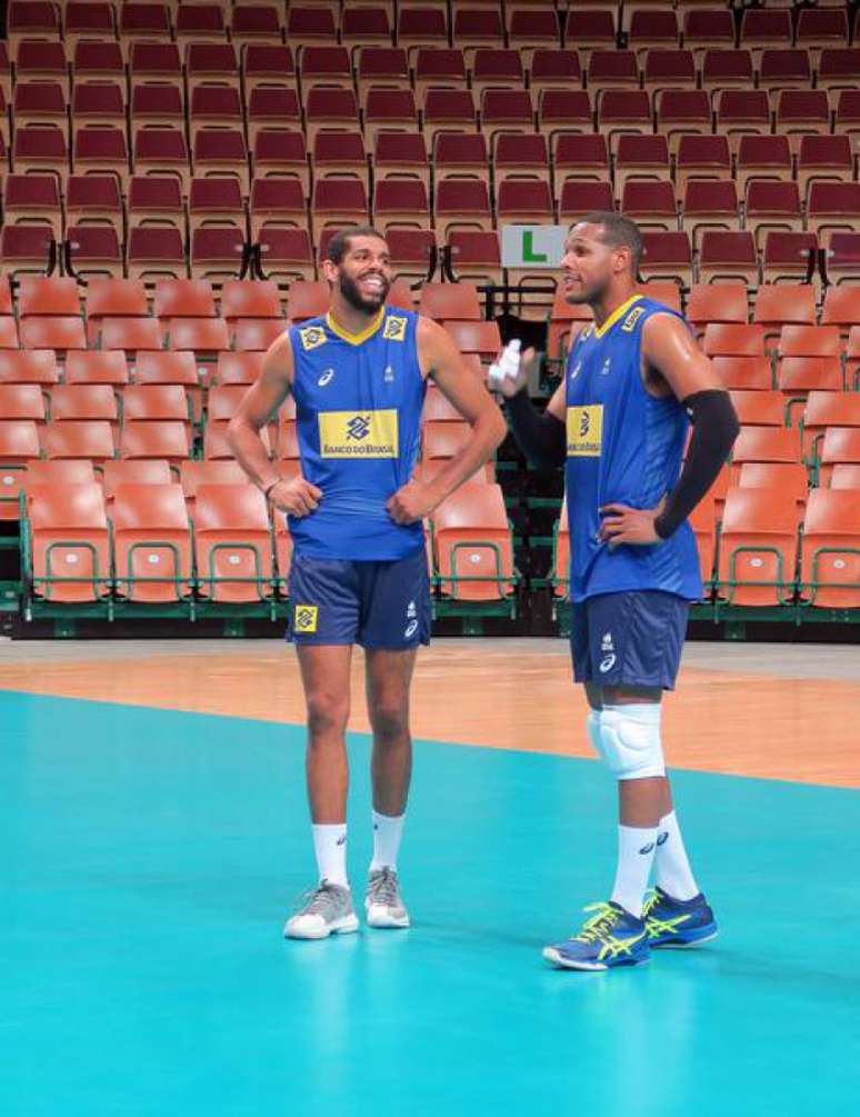 Leal com Wallace no treino (CBV Divulgação)