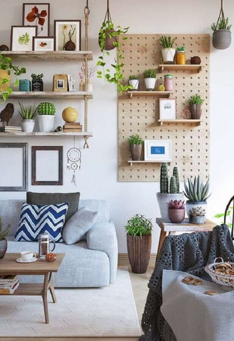 12. Dicas de decoração barata para sala com prateleiras suspensas e vasinhos de plantas – Foto: Tudo Especial