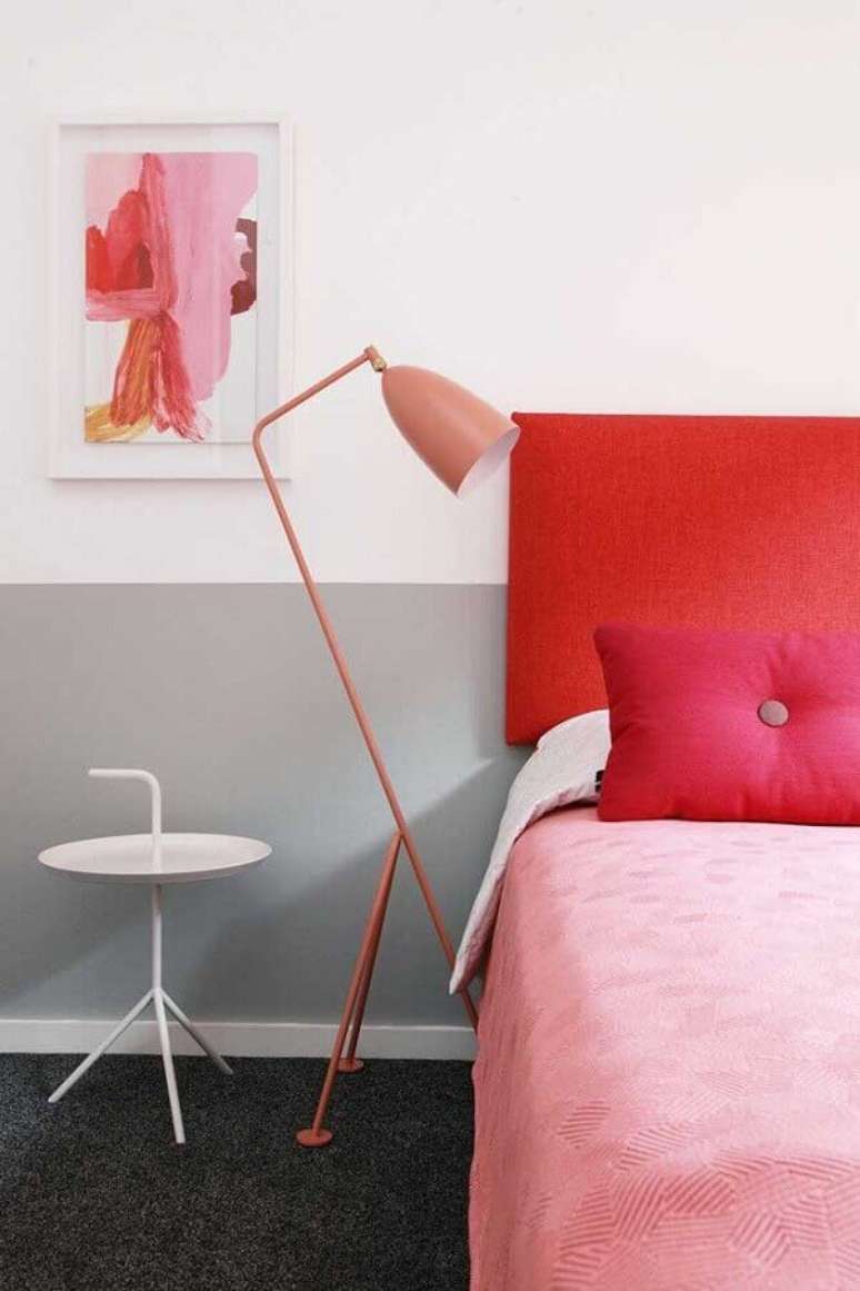 25. Dicas de decoração de quarto com cabeceira vermelha e luminária rosa de piso – Foto: Homedit