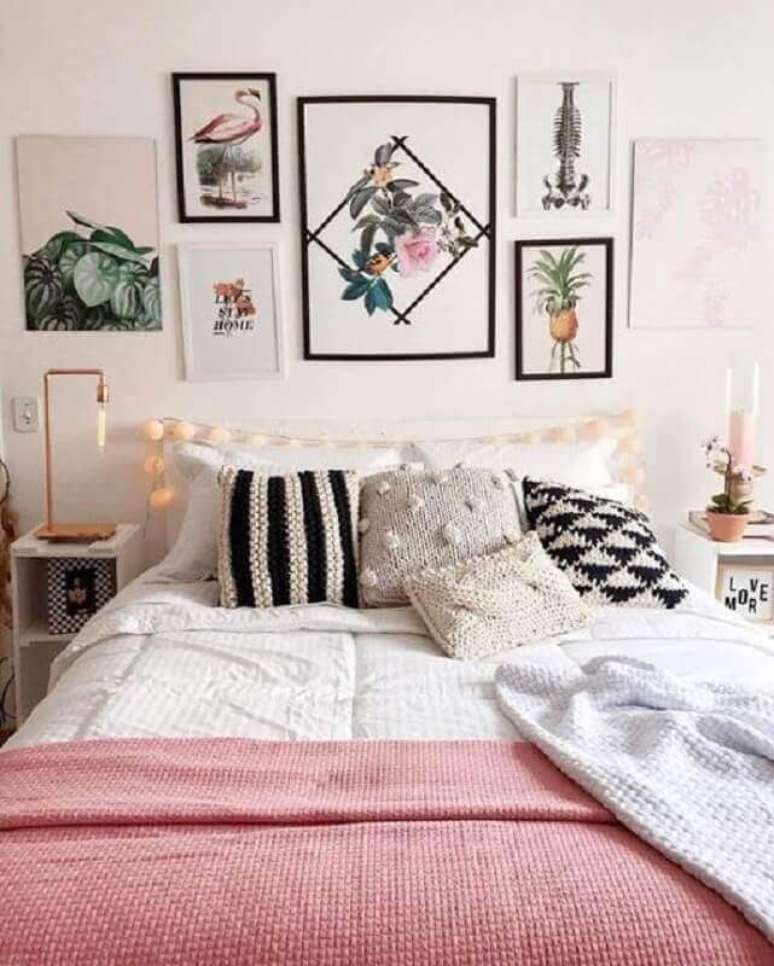 4. Já pensou em decorar a cabeceira da sua cama com quadros? Fica super charmoso – Foto: We Heart It