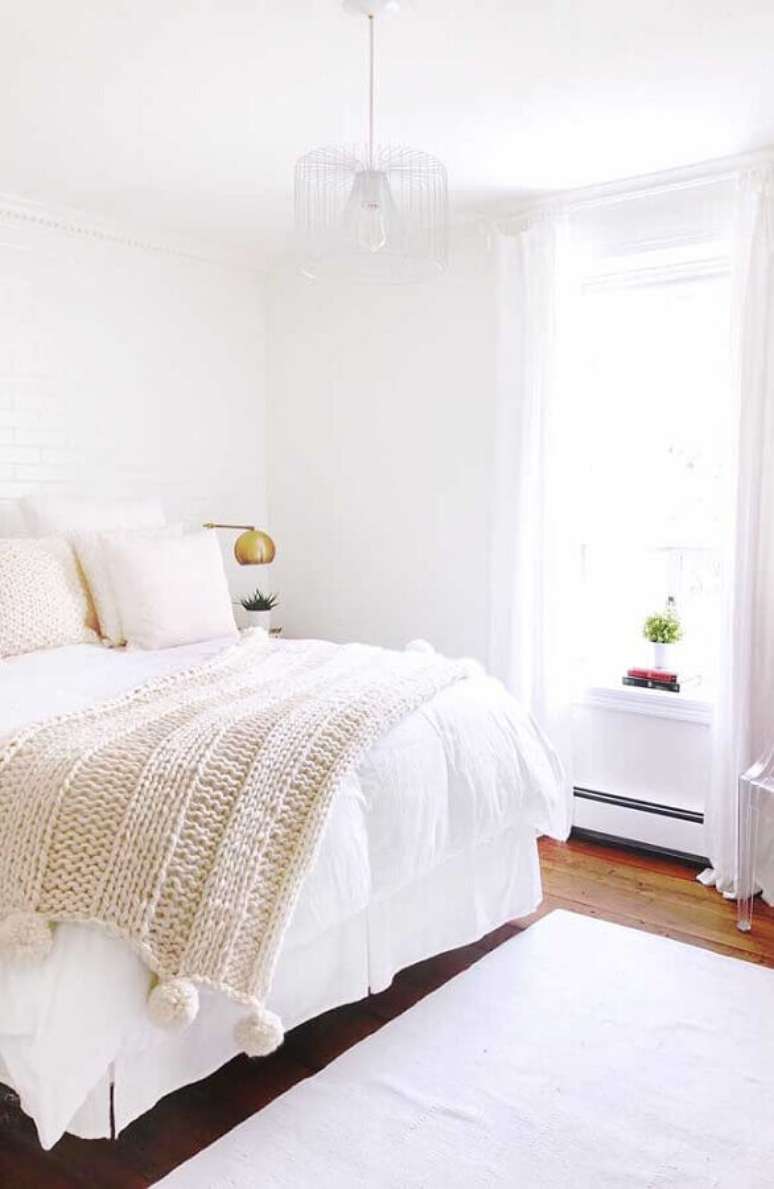 30. Uma das dicas de decoração de quarto todo branco é escolher uma bela roupa de cama – Foto: iCastle