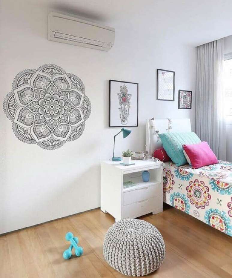 35. Dicas de decoração de quarto simples com mandala na parede – Foto: Quadros e Fatos