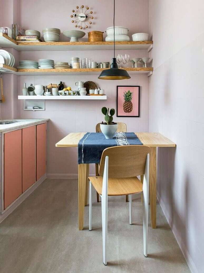 41. Dicas de decoração para cozinha com prateleiras de madeira e armários cor de rosa – Foto: Habitissimo