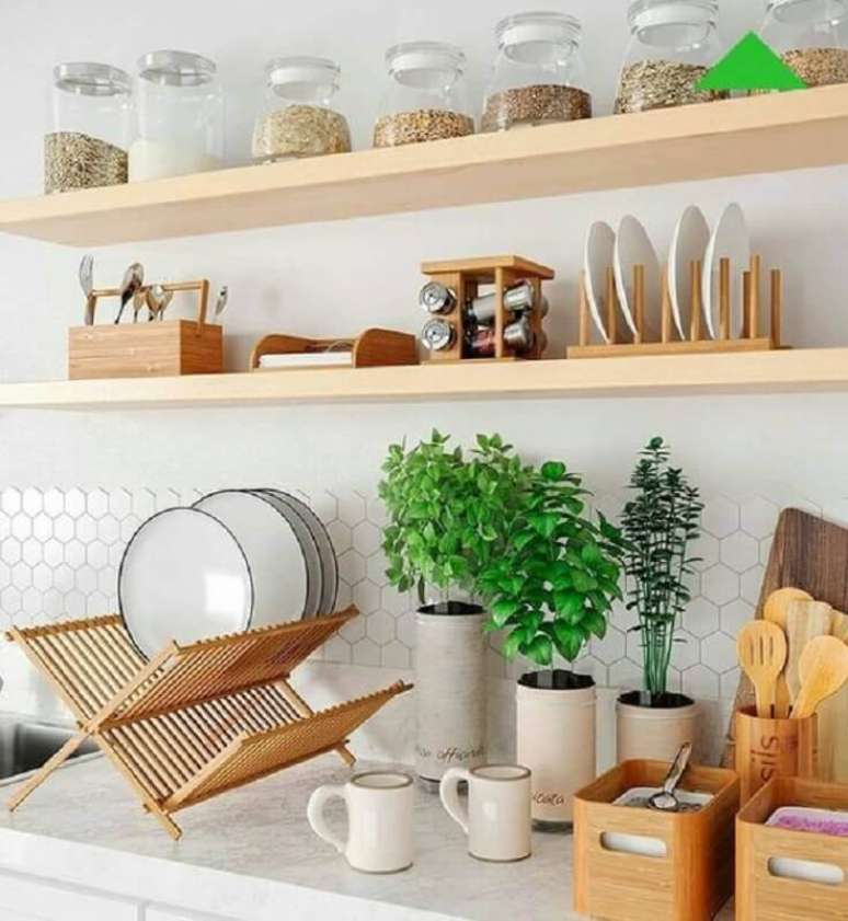 49. Uma das dicas de decoração para cozinha mais práticas é utilizar temperos e utensílios sempre a mostra – Foto: Pinosy