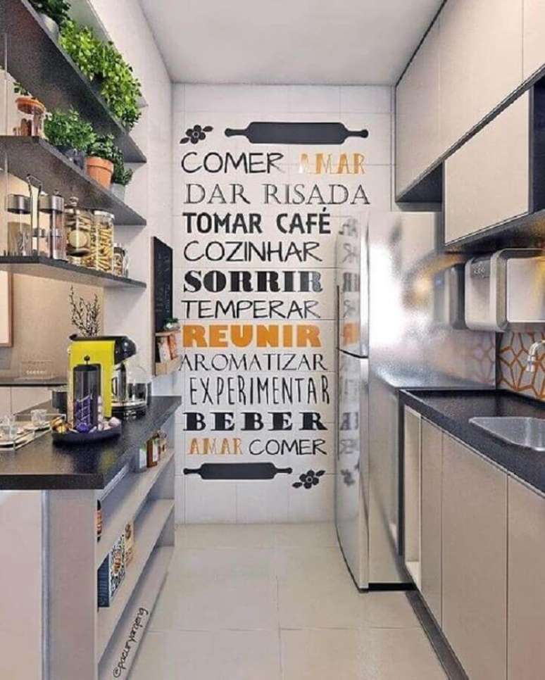 50. Dicas de decora&ccedil;&atilde;o para cozinha corredor com adesivos de parede &ndash; Foto: Aaron Guide