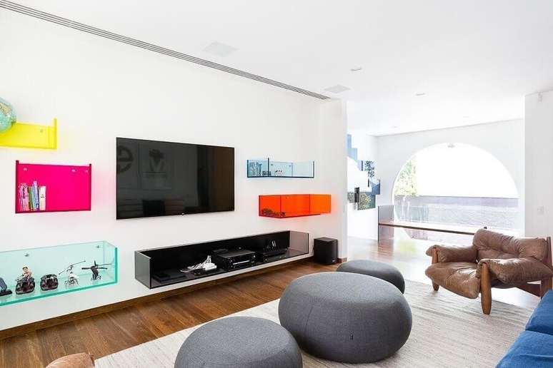 60. Nichos coloridos deram um toque divertido &agrave; decora&ccedil;&atilde;o da sala ampla &ndash; Foto: Pascali Semerdjian Arquitetos
