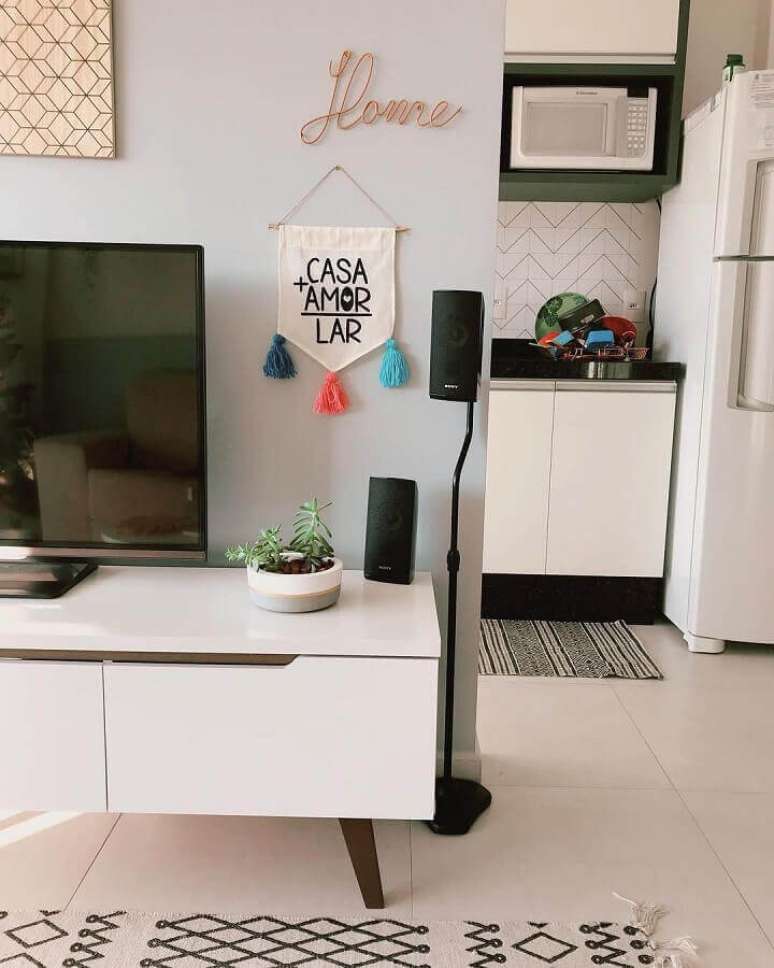 63. Pequenos objetos decorativos podem fazer toda a diferença na decoração dos ambientes – Foto: Apto 83