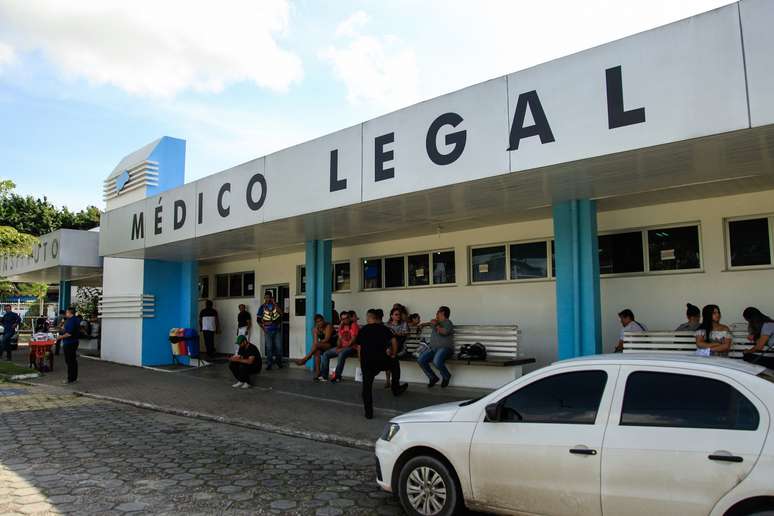 Movimentação na manhã desta terça-feira, 28, em frente ao Instituto Médico Legal (IML) na cidade de Manaus (AM), para onde foram levados os corpos dos detentos mortos no Complexo Penitenciário Anísio Jobim (COMPAJ/AM)