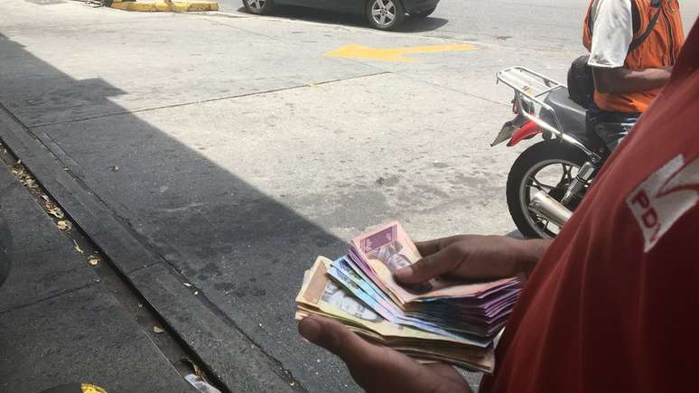 Muita gente paga pelo combust&iacute;vel com notas de dinheiro, mas a moeda local tem pouco valor