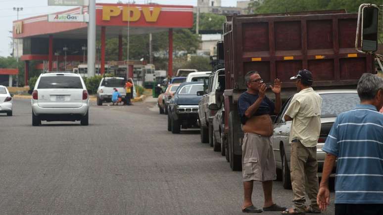 A escassez de gasolina tem provocado filas enormes em postos de gasolina em Maracaibo e outras partes do pa&iacute;s