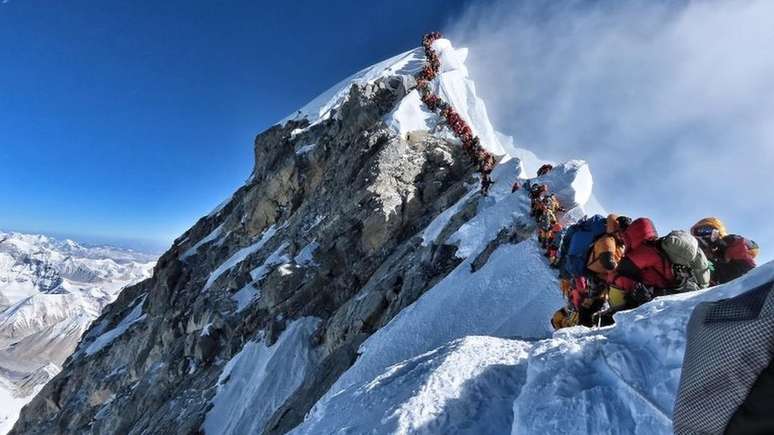 Foto de fila de alpinistas escalando o Everest viralizou em redes sociais
