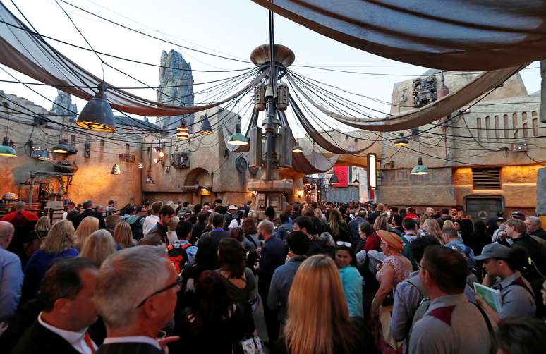 Visitantes conhecem a atra&ccedil;&atilde;o "Star Wars: Galaxy's Edge" no Disneyland Park, em Anaheim, na Calif&oacute;rnia
29/05/2019
REUTERS/Mario Anzuoni