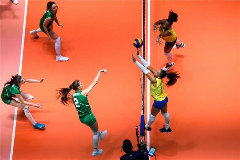 Amanda na tentativa de bloqueio (FIVB Divulgação)